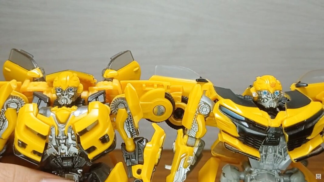 Transformers Studio Series 87 DOTM Bumblebee In Hand Image  (8 of 15)